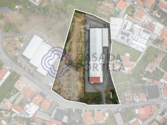 Armazém industrial com 3 cais de carga, edifício com escritó. 1813m² Seroa