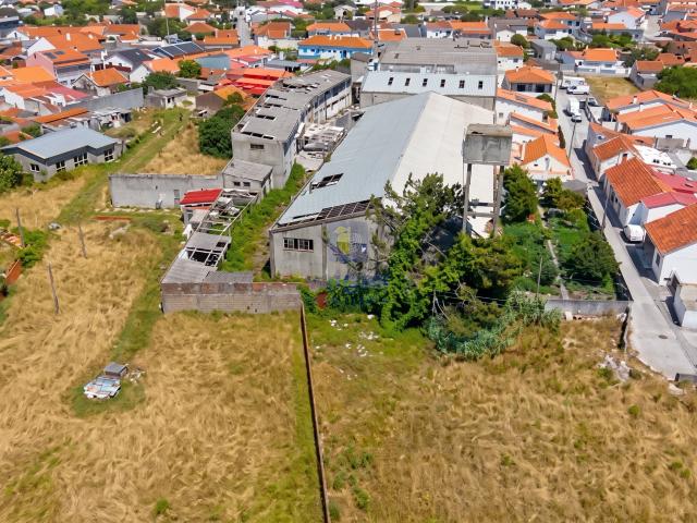 Armazém industrial com 4.107m2 de área e 7.300m2 de terreno, Marinha Grande
