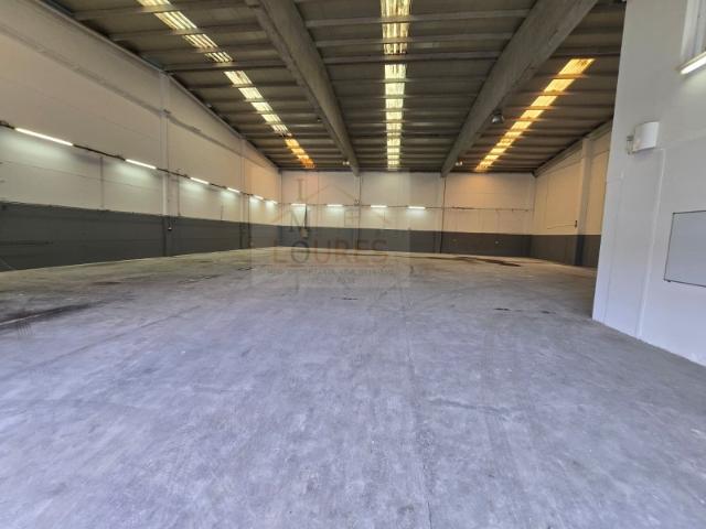 Armazém industrial com 720 m2 na Quinta do Anjo