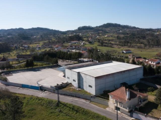 Armazém Industrial grande entre Leiria e Pombal