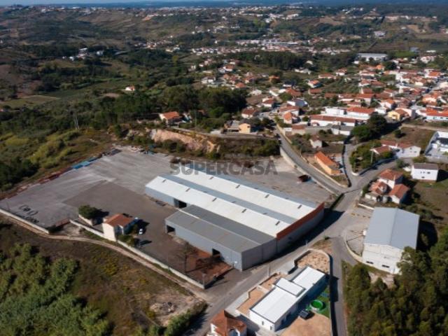 Armazém industrial de excelência, localizado em Cortes Leiria