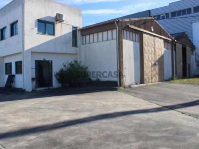 Armazém Industrial em Lourosa