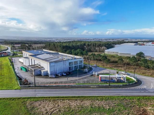 Armazém Industrial junto à Campo Oeste em A dos Cunhados