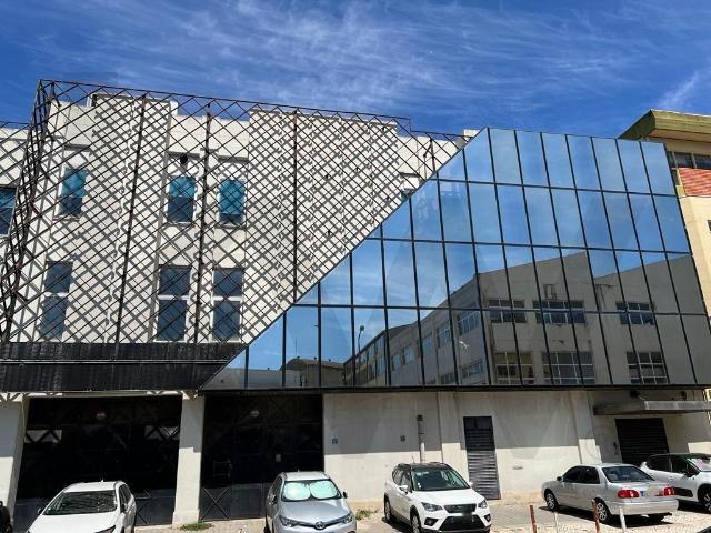 Armazém Junto ao Aeroporto Internacional de Lisboa Prior Velho Lisboa