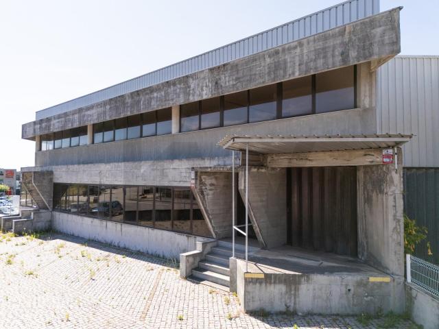 Armazém p/ Arrendamento 603 m² | Junto à Saída da A3 em Sto. Tirso