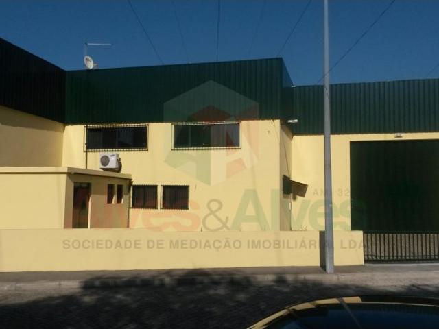 Armazém para arrendar em Nogueira