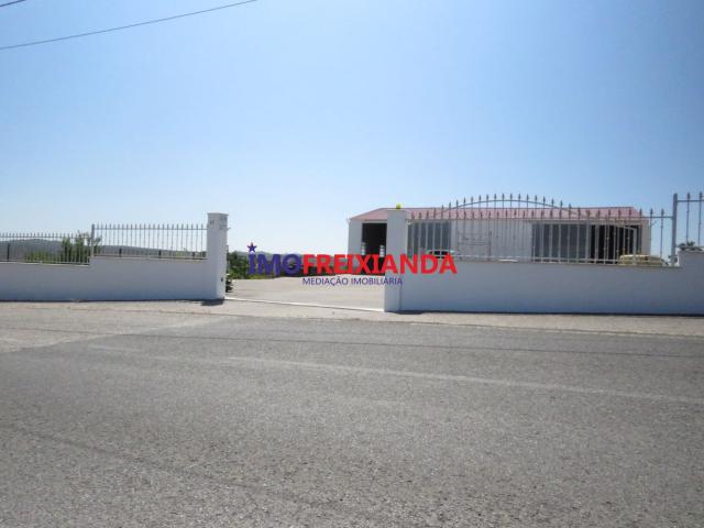 Armazém para arrecadação e arrumos