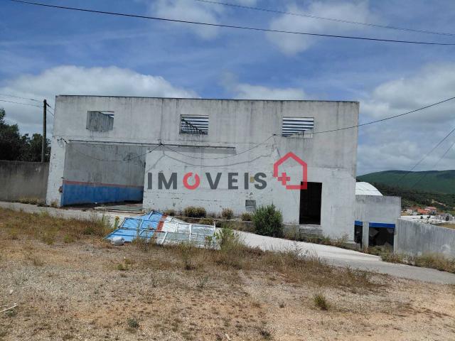 Armazém para reconstrução em zona calma!