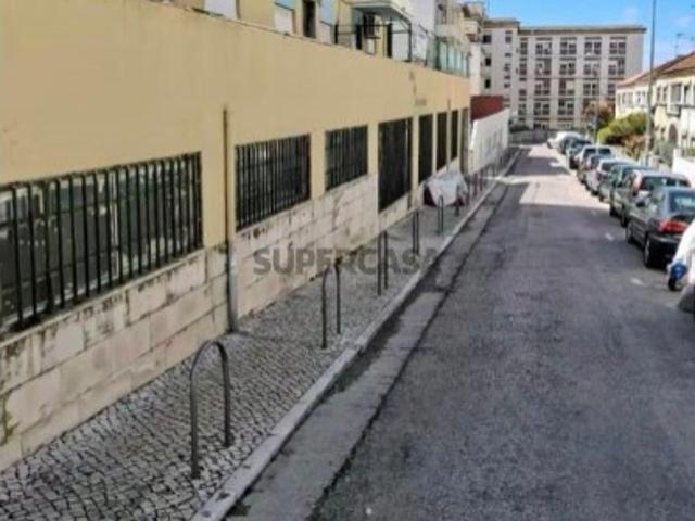 Armazém para Venda em Almada