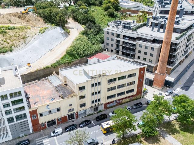 Armazém para venda em Sacavém – Última Oportunidade junto ao Tejo! Imóvel com potencial raro para investimento e reconversão urbana!