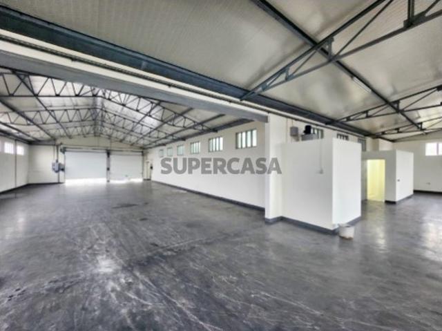 Armazém Renovado com Excelentes Acessos