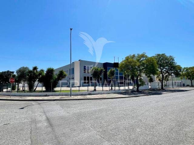 Armazém seminovo no Seixal