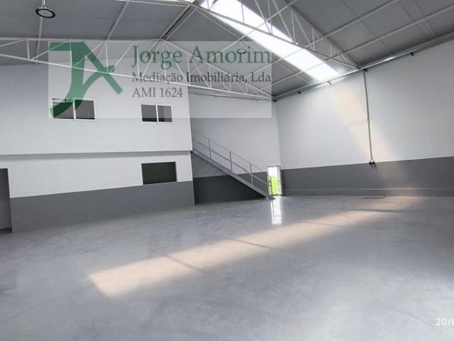 Armazém situado numa zona de fácil acesso às principais vias A1, A29 e Ponte da Arrábida, a poucos minutos do centro de Gaia e do Porto.Áreas de 210m2 a 866 m2. Armazém com excelentes acabamentos. A4 4e A1 a 800 mt