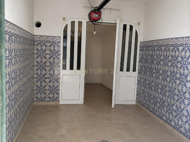 Armazém Usado em Caparica, Almada Oportunidade Única!