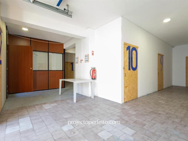 Armazém Venda em Mafamude e Vilar do Paraíso,Vila Nova de Ga. 209m² Mafamude