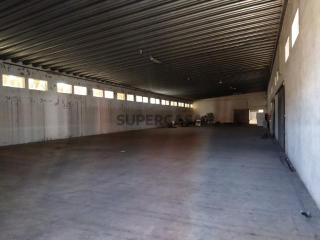 Armazém 1.700m2 em Terreno Urbano de 4000m2 próximo de Palmela