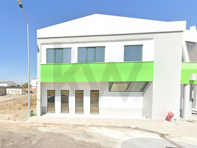 Armazém 767m2 com terreno 1854m2