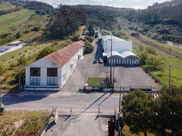 Moradia em Alcobaça para investimento com Armazéns Comercial e industrial