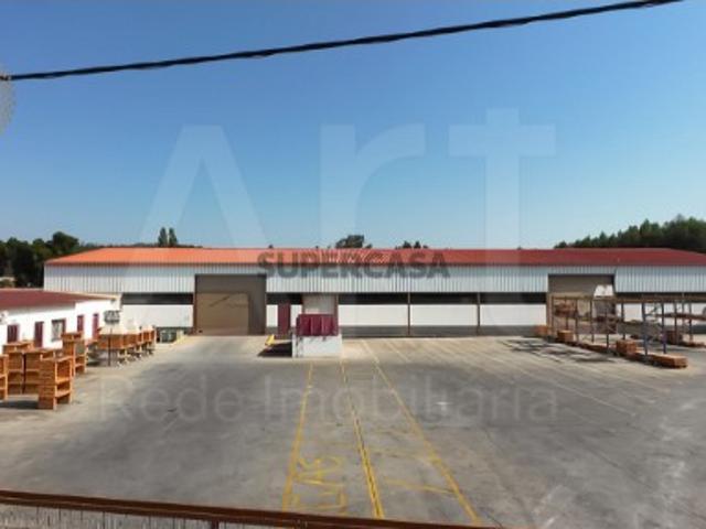Armazéns Industriais com 7.697 m² de Terreno e Excelentes Acessos à A8