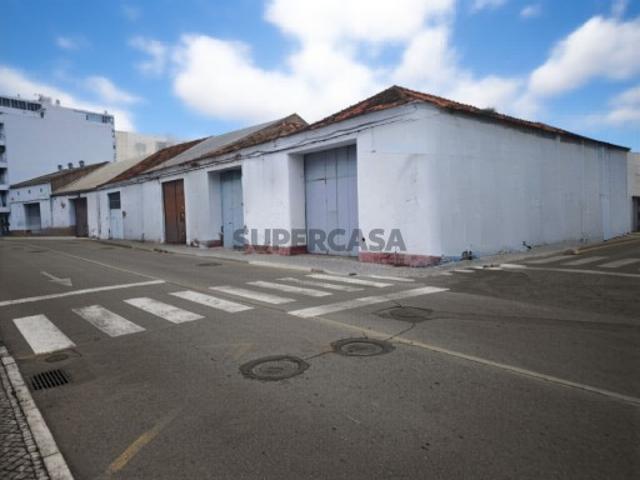 Armazéns no centro de Olhão