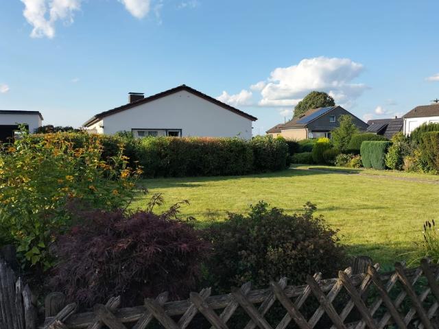 Ärmel hochkrempeln und loslegen! Sanierungsbedürftiger Bungalow in ruhiger Lage BI Jöllenbeck auf Erbpachtgrundstück zu verkaufen!