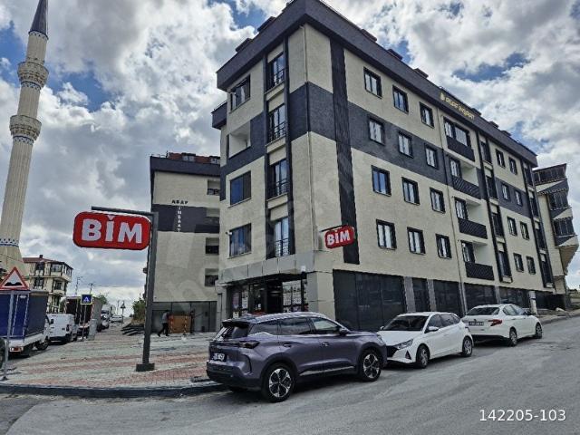 Arnavutköy Haraççı göçmenkent Mahallesi'nde satılık 2+1 80 metre ara kat daire site içerisinde