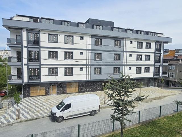 Arnavutköy Haraççıda 300m Düz Ayak Park Cepheli Kiralık Dükkan