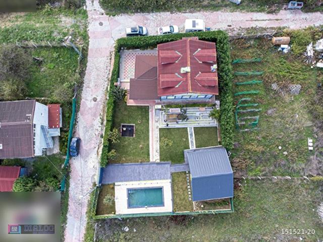 ARNAVUTKÖY KARABURUN'DA DENİZ MANZARALI GENİŞ BAHÇELİ VİLLA