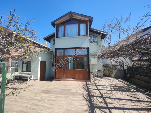 Arnavutköy Karaburun'da Sahil Konumunda Kiralık Villa