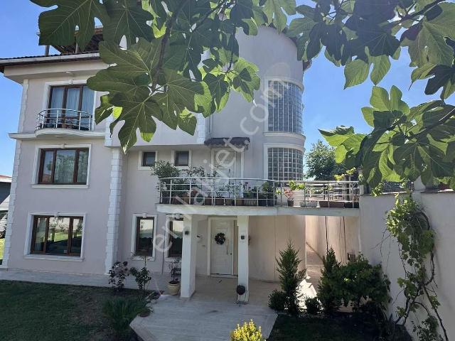 Arnavutköy Taşoluk Osmanlı Konaklarında 4+1 Eşyalı Kiralık Villa