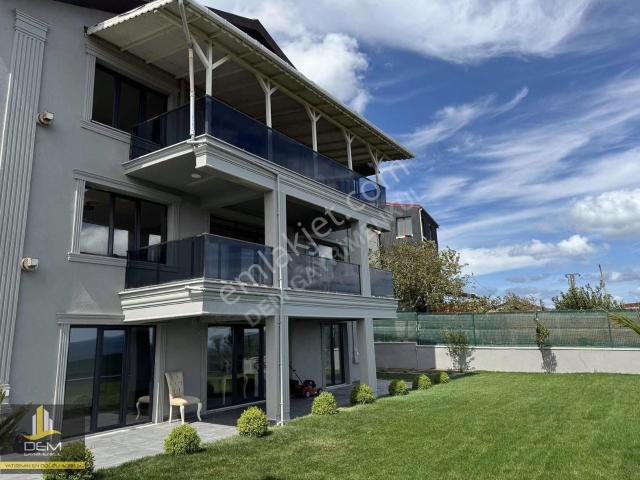 Arnavutköy Yeniköy'de karaburun Deniz Manzaralı Villa