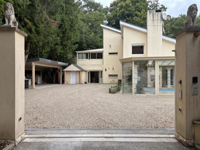ARNIERES SUR ITON 27180 Magnifique maison d'architecte d'environ 320 m² habitables 5 chambres 1 piscine couverte 545 500 HAI