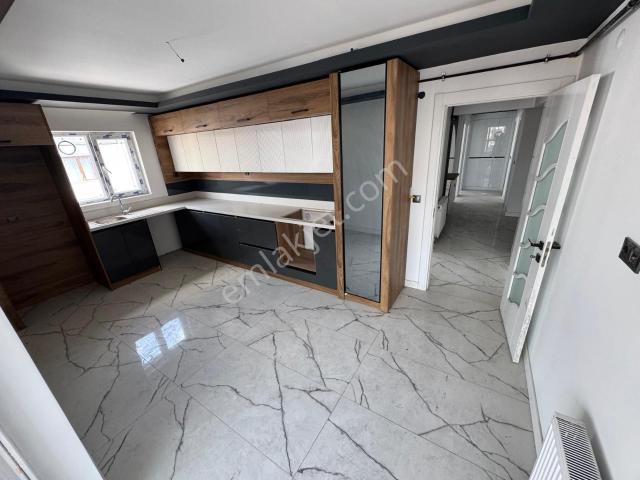 Arasta Avm Yanı 3+1 135m2 Asansörlü G.odalı E. Banyo Kilerli