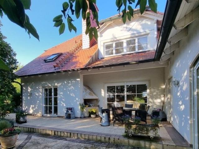 Arbeiten und Wohnen in Villa mit Wohlfühl Garten + Schwimmbad