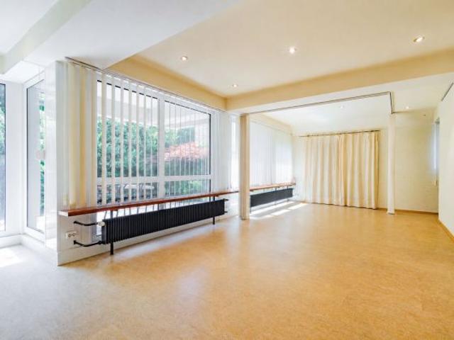 Arbeiten in angenehmer Atmosphäre – vielseitige Büro /Praxisfläche mit Terrasse und Gartenbereich