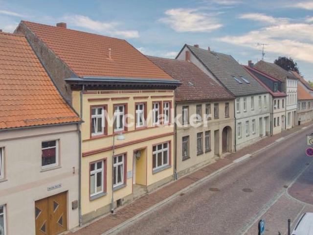 Arbeiten oder profitieren: Bezugsfreies Bürohaus mit normaler Ausstattung in Penzlin