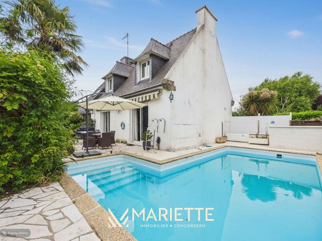 ARBOEL Centre bourg Maison familiale avec piscine et dépendance