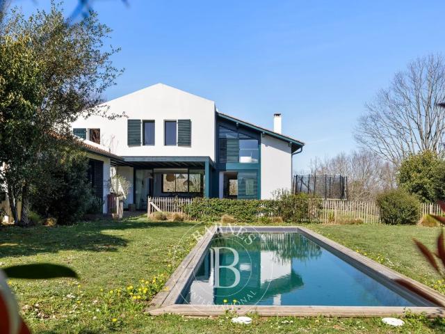 Arbonne, Maison De 240 M² Avec Piscine 240m² Arbonne