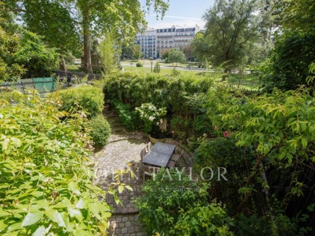 Arc de triomphe Foch. Remarquable duplex plein Sud avec jardin privé