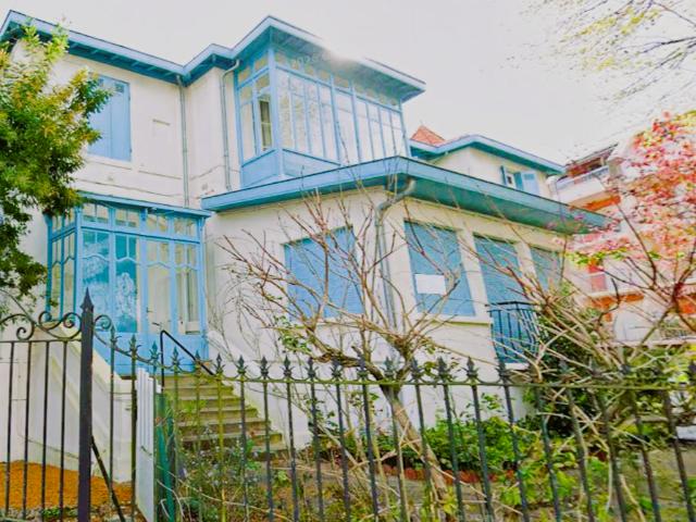 ARCACHON Appartement de caractère avec jardin privatif au sein d'une remarquable villa Arcachonnaise