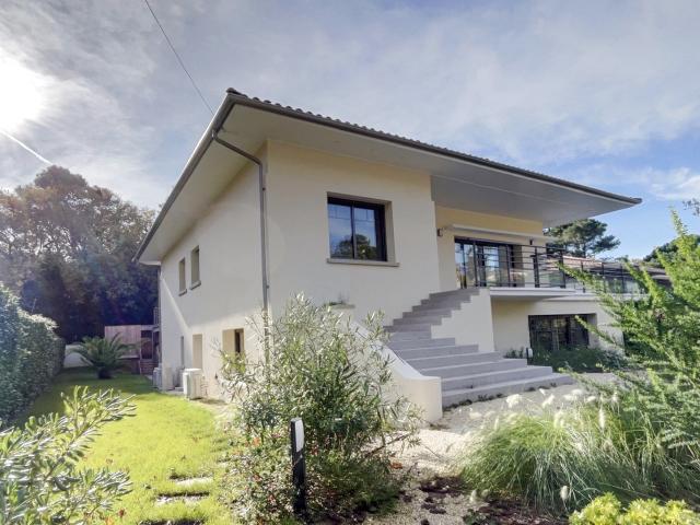 ARCACHON PLAGE PEREIRE ! Maison rénovée de 273 m2, terrain de 1127 m2, piscine et garage !