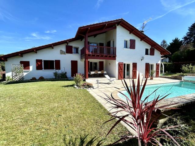 Arcangues limite Biarritz Très belle Villa de style Basque