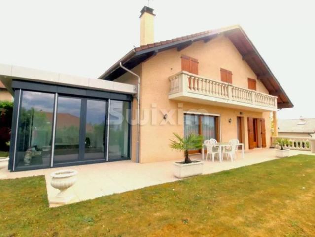 Maison familiale proche Genève avec piscine semi enterrée