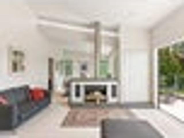 11.30am 12pm Sat/Sun: Architectural elegance