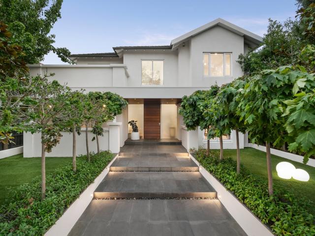 Architectural Luxury Opposite Ardrie Park