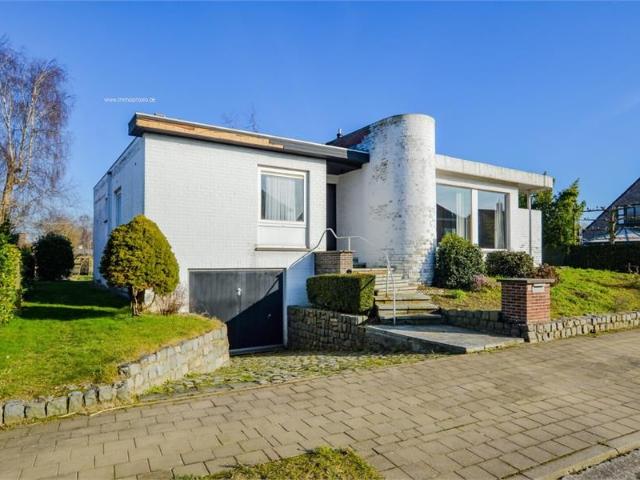 Architecturale villa op ruim perceel in residentiële buurt te St Michiels!