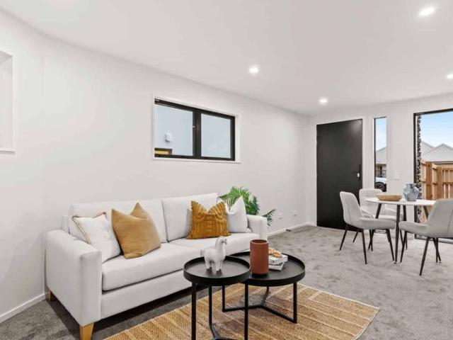 Stylish 3 Bed, 2 Bath Townhouse in Addington