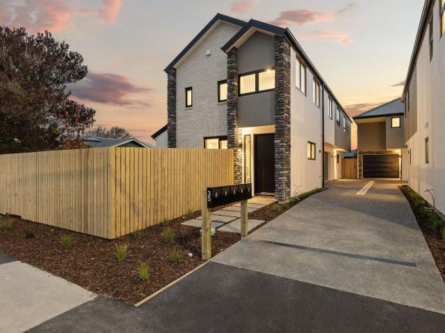 Stylish 3 Bed, 2 Bath Townhouse in Addington