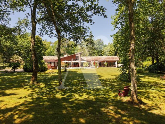Architecture contemporaine 1977 R. Guichemerre 360m² Saint Paul lès Dax