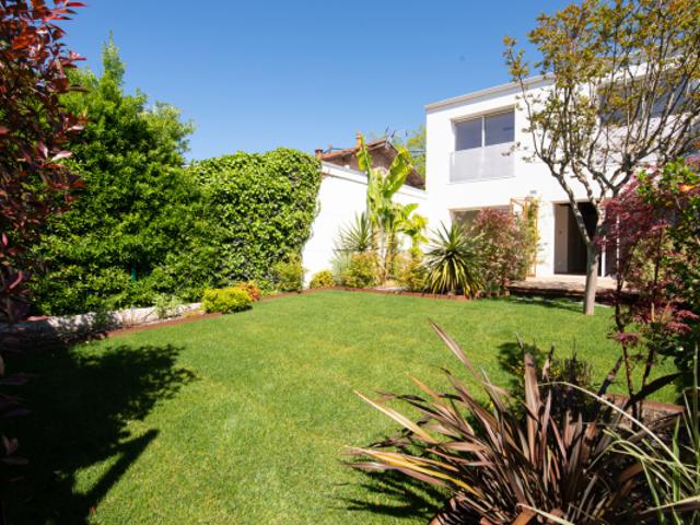 ARCHITECTURE CONTEMPORAINE ET ÉCOLOGIQUE 2026 Maison d'architecte avec jardin et garage
